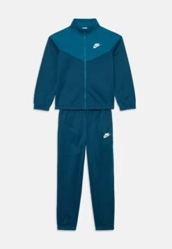 Nike Sportswear TRACKSUIT SET UNISEX - Tracksuit - Light Army/fir/white -Zalando UK-Outlet 028a41e2fda7447098a64502e7e38f93