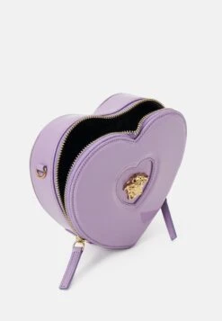 Versace Borsa Cuore A Tracolla Vernice Unisex - Across Body Bag - Baby Violet -Zalando UK-Outlet 04c3a50dc95b46228b923cbf9ce13cff