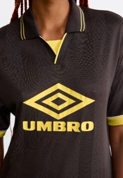 UMBRO BOXY FOOTBALL UNISEX - Polo Shirt - Ganache/cream Gold-coloured/brilliant White -Zalando UK-Outlet 0df2c72d684a437a9055a21df3870d95