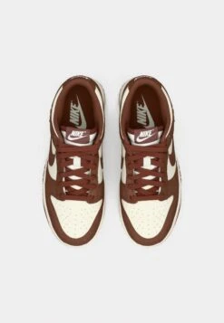 Nike Sportswear DUNK LOW - Trainers - Sail/red Sepia/metallic Gold-coloured -Zalando UK-Outlet 10d97b5a935942c2be2a0023b64e11bb