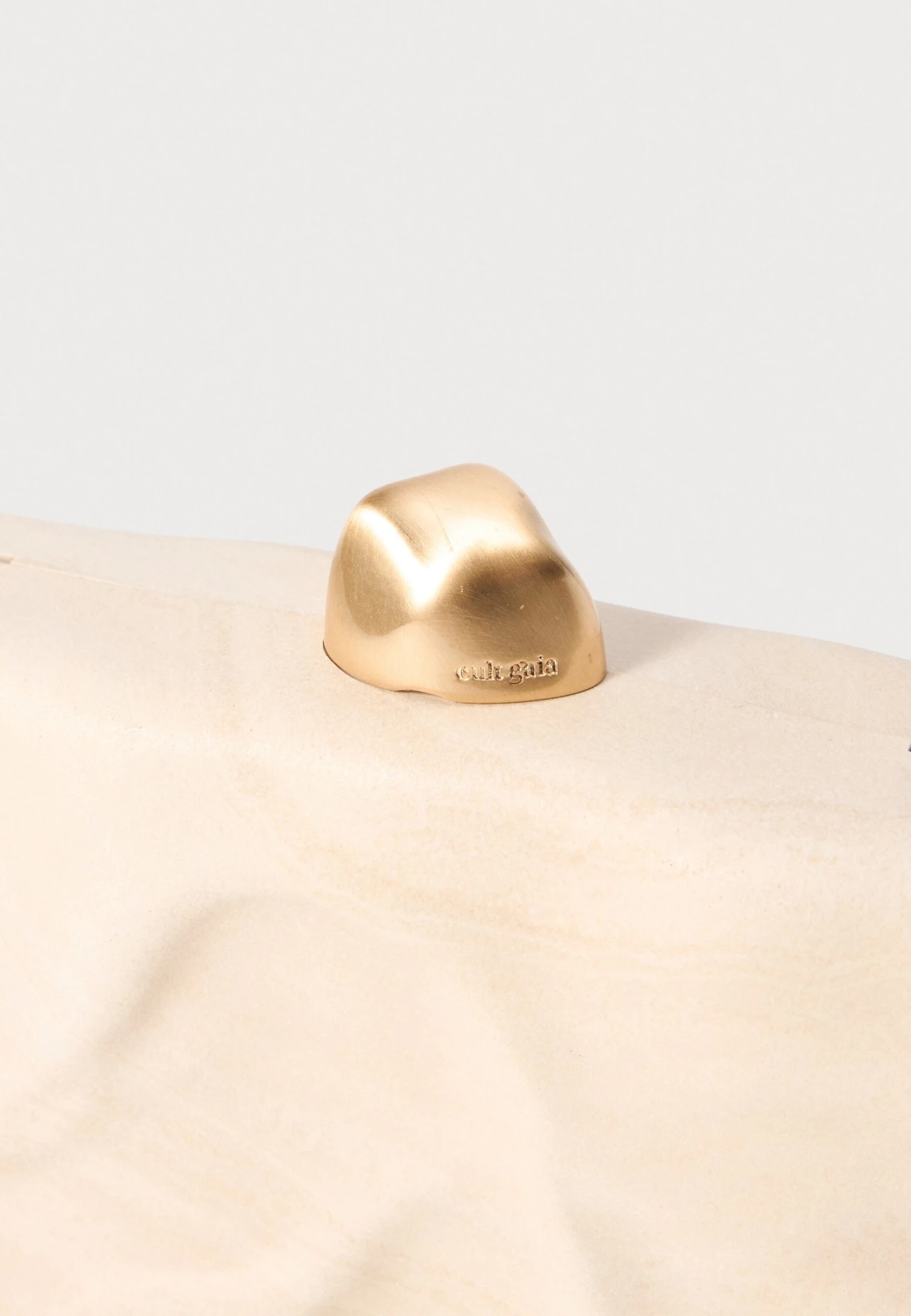 Cult Gaia FLYN CLUTCH - Clutch - Travertine 5 Cult Gaia FLYN CLUTCH - Clutch - Travertine - Image 5