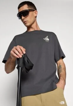 The North Face POWDER DAYS RELAXED TEE GRAPHIC UNISEX - Print T-shirt - Asphalt Grey -Zalando UK-Outlet 1baa41ea9ae945da90043cda9b543347