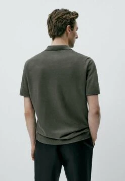 Massimo Dutti With V-Neck And Buttons - Polo Shirt - Khaki -Zalando UK-Outlet 1dd064f0559542a282443b1341d58249