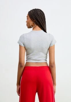 Nike Sportswear CROP TEE - Print T-shirt - Grey Heather/university Red -Zalando UK-Outlet 1f7748d6c5be41fe8feb3a001ca5e83e