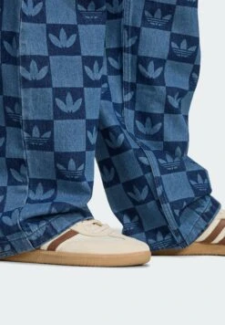 Adidas Originals MONOGRAM ALL OVER - Relaxed Fit Jeans - Indigo Denim -Zalando UK-Outlet 207e49efe966420d989733925b4f66f5