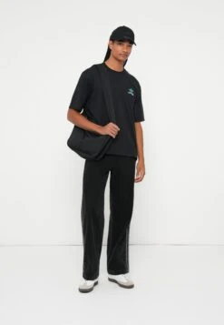 Adidas Originals RETRO CAR TEE UNISEX - Print T-shirt - Black 9 Adidas Originals RETRO CAR TEE UNISEX - Print T-shirt - Black -Zalando UK-Outlet 34bd5df417ba4cfdbf9e0a67067a20ee