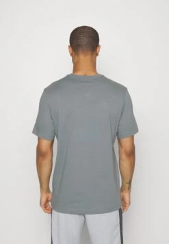 Nike Performance Tee- Print T-Shirt - Cool Grey -Zalando UK-Outlet 36e2ddcef2a84ada9a0094b186669457