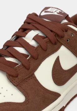 Nike Sportswear DUNK LOW - Trainers - Sail/red Sepia/metallic Gold-coloured -Zalando UK-Outlet 38937d2e0bea420590eabbb2e14ac3ba