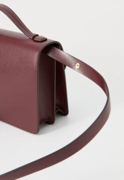 Victoria Beckham DORIAN BAG - Handbag - Burgundy -Zalando UK-Outlet 3a7ea47e22b1446facca6b2dc4a4d8c2