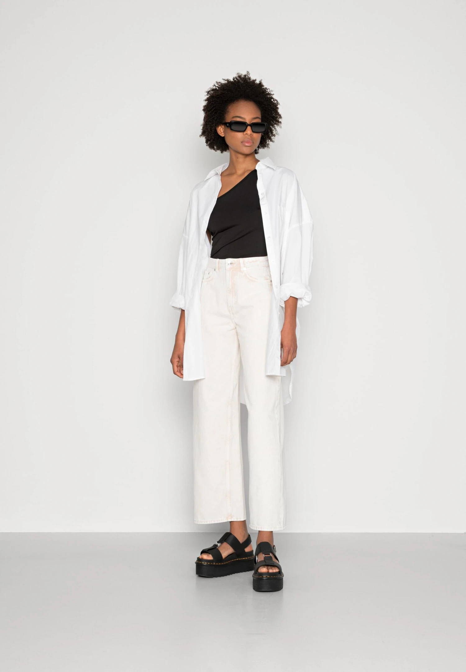 WEEKDAY Denver Twill Trousers - Flared Jeans - Off White Wash Treatment 2 WEEKDAY Denver Twill Trousers - Flared Jeans - Off White Wash Treatment - Image 2