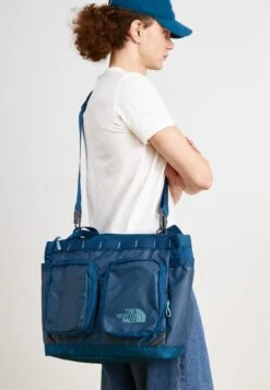 The North Face BASE CAMP VOYAGER TOTE UNISEX - Tote Bag - Shady Blue/summit Navy -Zalando UK-Outlet 450b4f416ba94148821ac0ae5aab71f5