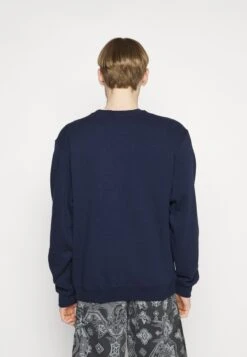 PRIMITIVE Collegiate Worldwide Crewneck - Sweatshirt - Navy -Zalando UK-Outlet 4899e8041b93487aa527b414085194e0