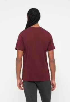 Nike Sportswear CLUB TEE - Basic T-shirt - Dark Team Red/gold-coloured -Zalando UK-Outlet 510524c447e54dae87d7a71ec2cd9d21