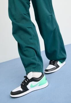 AIR JORDAN 1 - Trainers - Summit White/varsity Red -Zalando UK-Outlet 52aaff429e224e22a9ed30dc4a9c5538