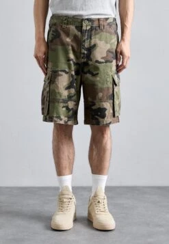 Billionaire Boys Club DISTRESSED CAMO CARGO - Denim Shorts - Green -Zalando UK-Outlet 53c2c770187a4c76b5615213be53ca97
