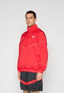 Nike Performance CHICAGO BULLS CLUB ANORAK - Training Jacket - University Red/sail -Zalando UK-Outlet 5fba6f1000714598b7c94bcdb64488c7