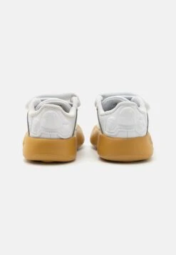 ADIDAS PERFORMANCE STAR WARS GRAND COURT 2.0 KIDS - Road Running Shoes - Footwear White/gold Metallic/preloved Bronze -Zalando UK-Outlet 63cb9c444b614ef381eff7315bf5b31d