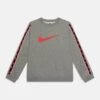 Nike Sportswear Repeat Crew Unisex - Sweatshirt - Dark Grey/Light Crimson