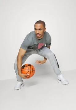 Nike Performance Tee- Print T-Shirt - Cool Grey -Zalando UK-Outlet 6637971caef146d39a1e59969acfdf56