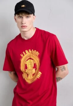 Versace MEDUSA FRAME CREST - Print T-shirt - Lipstick Red -Zalando UK-Outlet 6943fe2a5bd3484baffe89bf451dcbca