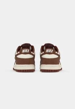 Nike Sportswear DUNK LOW - Trainers - Sail/red Sepia/metallic Gold-coloured -Zalando UK-Outlet 6aa707d7a9a84a9889905b7219cc2255