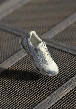 ASICS SportStyle GEL NYC 2055 UNISEX - Trainers - Cream/dolphin Grey