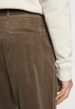 Les Deux Como Pleat Pants - Trousers - Stone Gray -Zalando UK-Outlet 7817fb9569c64b94b799ab94b02008d6