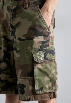 Billionaire Boys Club DISTRESSED CAMO CARGO - Denim Shorts - Green -Zalando UK-Outlet 7eb2b9ea18fa48d682898ebb36e1b723