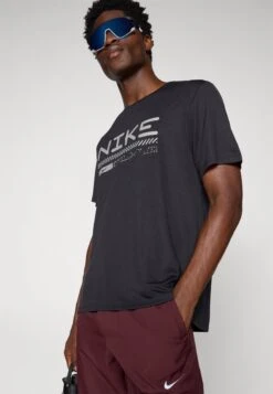 Nike Performance WINTER MILER TOP - Sports T-shirt - Black/reflective Silver-coloured 9 Nike Performance WINTER MILER TOP - Sports T-shirt - Black/reflective Silver-coloured -Zalando UK-Outlet 7f2a91ec226c4394b6c4c2cfc05db574