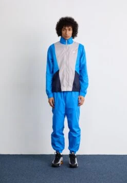 Nike Sportswear CLUB - Tracksuit - Light Photo Blue/obsidian/college Grey/white