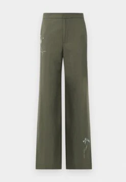 RODEBJER NORA EMBROIDERY - Trousers - Dark Moss -Zalando UK-Outlet 827bf52fb6814c93aabe13072177ba29