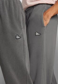 Converse Chuck Taylor Sneaker Patch Sweatpant Unisex - Tracksuit Bottoms - Black -Zalando UK-Outlet 86bafd8d2e9a4c56832deff36e7300af