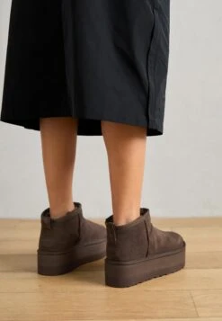 Ugg CLASSIC ULTRA MINI PLATFORM - Ankle Boots - Sand 18 Ugg CLASSIC ULTRA MINI PLATFORM - Ankle Boots - Sand -Zalando UK-Outlet 94f21e9a923548d799478b5e91cb3875