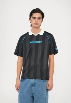 Reebok Classic STREET FOOTBALL - Print T-shirt - Black -Zalando UK-Outlet 958c6d6040a149eda56e56aa031272cc