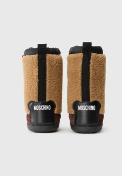 MOSCHINO UNISEX - Winter Boots - Tan/black -Zalando UK-Outlet 98c841f76be44a48b03a6b0d7f9645de