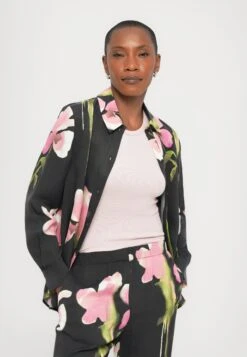 Stine Goya LONG SLEEVE SHIRT - Button-down Blouse - Black -Zalando UK-Outlet 9d5a0eb3f5e64fcdad7740b11ee74a2d