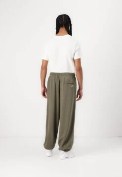 Nike Sportswear CLUB CUFF PANT - Tracksuit Bottoms - Medium Olive -Zalando UK-Outlet 9e45a9d1f78a48a2bf67ad9525d4d3ba