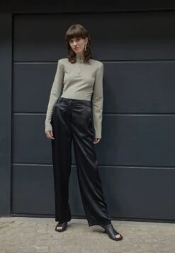 Han Kjøbenhavn Sharp Half Zip - Long Sleeved Top - Sand