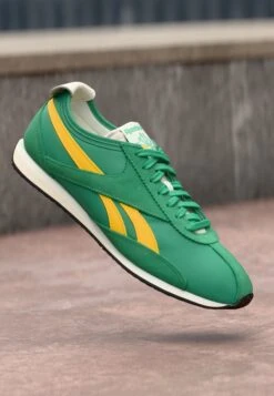 Reebok Classic R400 UNISEX - Trainers - Upgrade Green/golden-coloured Haze/chalk