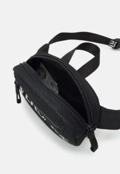 Versace Marsupio Tessuto Unisex - Across Body Bag - Nero/Bianco -Zalando UK-Outlet ac3ac15b190345c1b5cc90f97c520e07