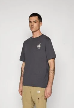 The North Face POWDER DAYS RELAXED TEE GRAPHIC UNISEX - Print T-shirt - Asphalt Grey -Zalando UK-Outlet ae71247bca28438ea132c4e818b6e9ab