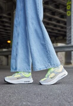 Nike Sportswear W Air Max Bliss Nn - Trainers - Volt/Black Metallic/Silver Summit/White Cobblestone -Zalando UK-Outlet b70e3cd520e643fe93080d0088b4aac7