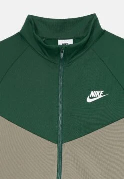 Nike Sportswear TRACKSUIT SET UNISEX - Tracksuit - Light Army/fir/white -Zalando UK-Outlet ba5adb55631949b48c9c22395e25504e