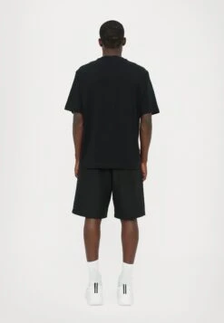 Versace Jeans Couture LOGO ROUND - Print T-shirt - Black -Zalando UK-Outlet c3c32b5ba1a94970934afb762eec222e