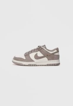 Nike Sportswear DUNK LOW - Trainers - Sail/red Sepia/metallic Gold-coloured -Zalando UK-Outlet c3f6b81f7be24b888b775110859f5629