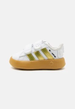 ADIDAS PERFORMANCE STAR WARS GRAND COURT 2.0 KIDS - Road Running Shoes - Ftwr White Silver Met Team Royal Blue -Zalando UK-Outlet cb2c11b74eba4f7797eadf10ef2b8b97 1