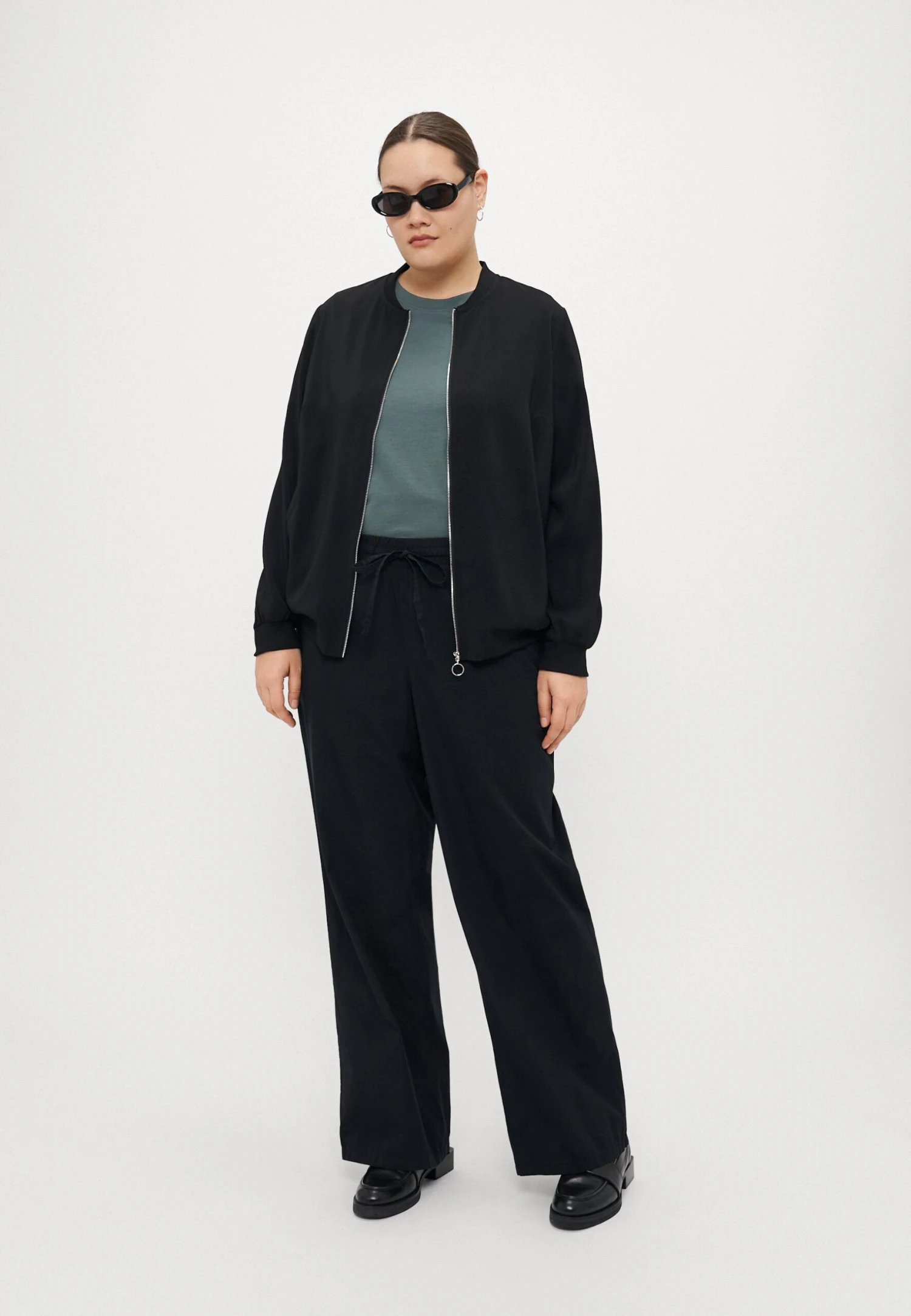 Vero Moda Curve VMCCOCO NOOS - Bomber Jacket - Black 2 Vero Moda Curve VMCCOCO NOOS - Bomber Jacket - Black - Image 2