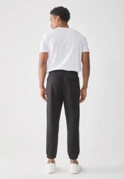 Pier One SCUBA JOGGER - Tracksuit Bottoms - Black -Zalando UK-Outlet cd7abce17c684db2a1c443b47e58945f