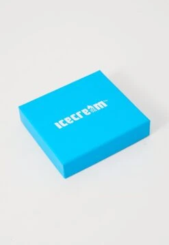 RUNNING DOG CARD HOLDER - Business Card Holder - Blue Red -Zalando UK-Outlet d3e26f0b485f4423bce90b54abdc6ab7