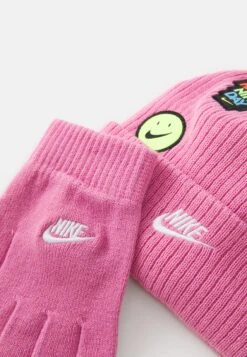 Nike Sportswear PATCH PEAK BEANIE UNISEX SET - Gloves - Magic Flamingo -Zalando UK-Outlet d8ce204e2e364a23a6152e90fc6ccf0f